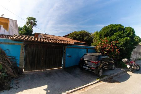 Casa à venda com 450m², 3 quartos e 4 vagas Casa à venda com 450m², 3 quartos e 4 vagasFachada