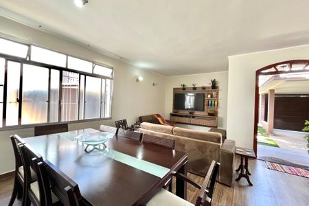 Casa à venda com 270m², 4 quartos e 4 vagas Casa à venda com 270m², 4 quartos e 4 vagasSala