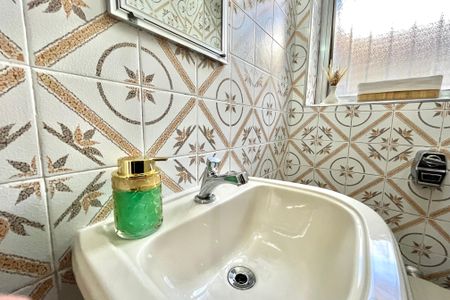 Casa à venda com 270m², 4 quartos e 4 vagas Casa à venda com 270m², 4 quartos e 4 vagasLavabo