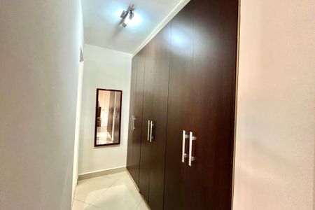 Casa à venda com 270m², 4 quartos e 4 vagas Casa à venda com 270m², 4 quartos e 4 vagasCloset da suíte