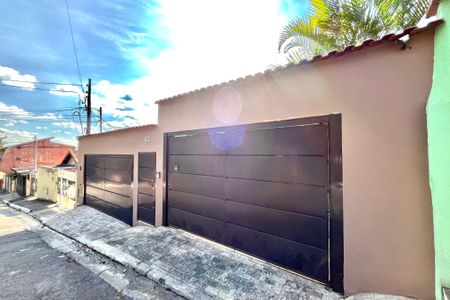 Casa à venda com 270m², 4 quartos e 4 vagas Casa à venda com 270m², 4 quartos e 4 vagasFachada