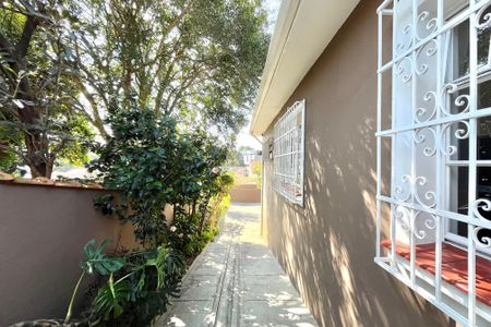 Casa à venda com 270m², 4 quartos e 4 vagas Casa à venda com 270m², 4 quartos e 4 vagasÁrea externa