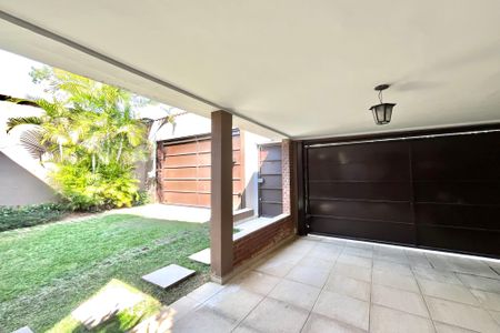 Casa à venda com 270m², 4 quartos e 4 vagas Casa à venda com 270m², 4 quartos e 4 vagasGaragem