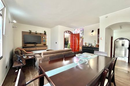 Casa à venda com 270m², 4 quartos e 4 vagas Casa à venda com 270m², 4 quartos e 4 vagasSala