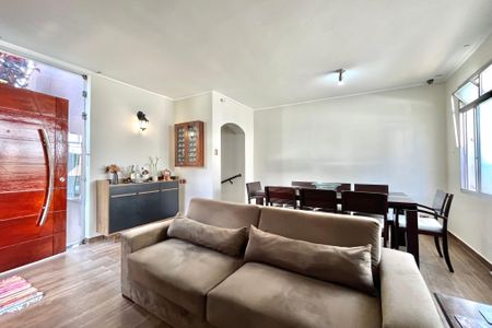 Casa à venda com 270m², 4 quartos e 4 vagas Casa à venda com 270m², 4 quartos e 4 vagasSala