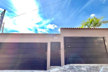 Casa à venda com 270m², 4 quartos e 4 vagas Casa à venda com 270m², 4 quartos e 4 vagasFachada