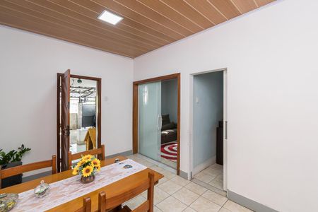 Casa à venda com 600m², 2 quartos e 3 vagas Casa à venda com 600m², 2 quartos e 3 vagasSala