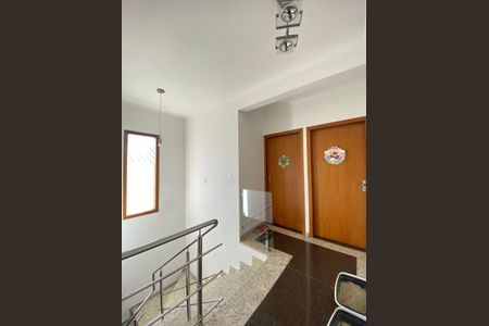 Casa à venda com 158m², 4 quartos e 2 vagasEscada