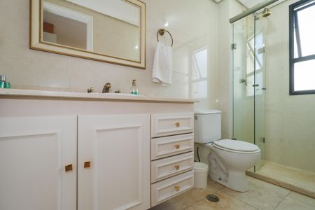 Apartamento à venda com 131m², 3 quartos e 2 vagas Apartamento à venda com 131m², 3 quartos e 2 vagasBanheiro da Suíte 2