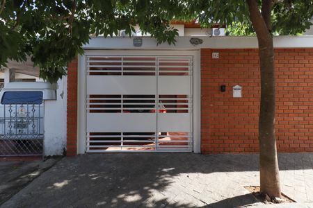 Casa à venda com 230m², 4 quartos e 1 vaga Casa à venda com 230m², 4 quartos e 1 vagaFachada
