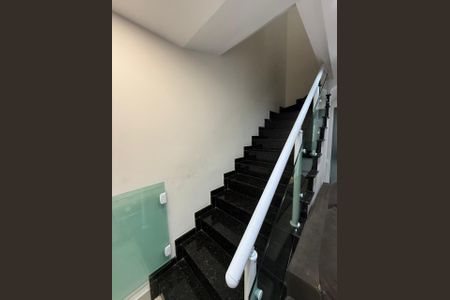 Casa de condomínio à venda com 130m², 3 quartos e 2 vagasEscadas