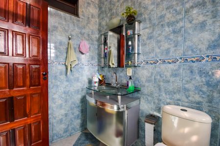 Casa de condomínio à venda com 243m², 5 quartos e 3 vagasBanheiro do Quarto 5 - Suíte