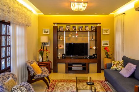 Casa à venda com 244m², 5 quartos e 5 vagas Casa à venda com 244m², 5 quartos e 5 vagasSala