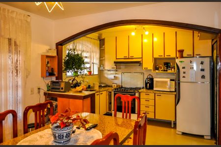 Casa à venda com 244m², 5 quartos e 5 vagas Casa à venda com 244m², 5 quartos e 5 vagasCozinha