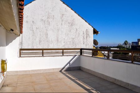 Casa à venda com 244m², 5 quartos e 5 vagas Casa à venda com 244m², 5 quartos e 5 vagasVaranda