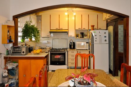 Casa à venda com 244m², 5 quartos e 5 vagas Casa à venda com 244m², 5 quartos e 5 vagasCozinha