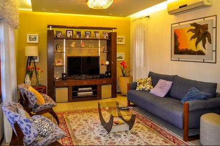 Casa à venda com 244m², 5 quartos e 5 vagas Casa à venda com 244m², 5 quartos e 5 vagasSala