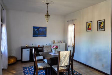 Casa à venda com 244m², 5 quartos e 5 vagas Casa à venda com 244m², 5 quartos e 5 vagasSala