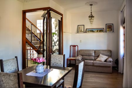 Casa à venda com 244m², 5 quartos e 5 vagas Casa à venda com 244m², 5 quartos e 5 vagasSala