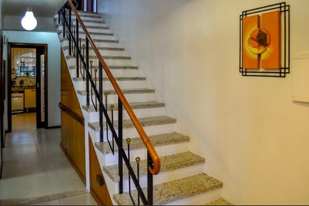 Casa à venda com 244m², 5 quartos e 5 vagas Casa à venda com 244m², 5 quartos e 5 vagasEscada