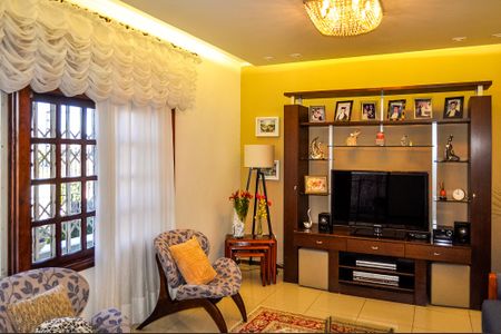 Casa à venda com 244m², 5 quartos e 5 vagas Casa à venda com 244m², 5 quartos e 5 vagasSala