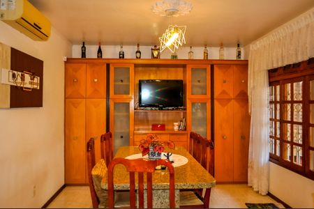 Casa à venda com 244m², 5 quartos e 5 vagas Casa à venda com 244m², 5 quartos e 5 vagasCozinha