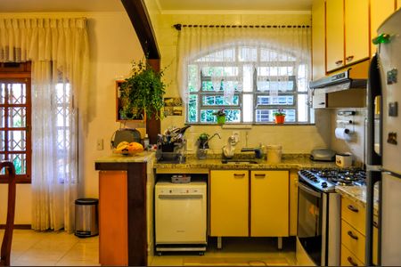 Casa à venda com 244m², 5 quartos e 5 vagas Casa à venda com 244m², 5 quartos e 5 vagasCozinha