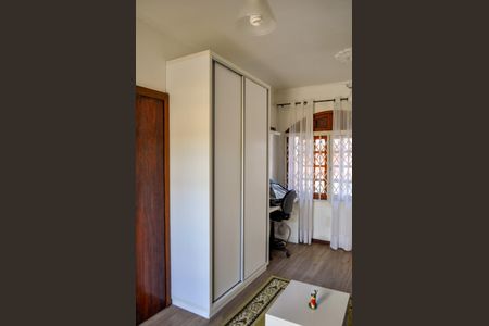 Casa à venda com 244m², 5 quartos e 5 vagas Casa à venda com 244m², 5 quartos e 5 vagasQuarto 3