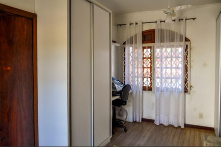 Casa à venda com 244m², 5 quartos e 5 vagas Casa à venda com 244m², 5 quartos e 5 vagasQuarto 3