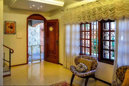 Casa à venda com 244m², 5 quartos e 5 vagas Casa à venda com 244m², 5 quartos e 5 vagasSala