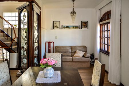 Casa à venda com 244m², 5 quartos e 5 vagas Casa à venda com 244m², 5 quartos e 5 vagasSala