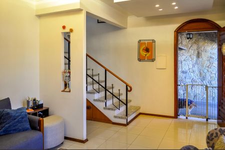 Casa à venda com 244m², 5 quartos e 5 vagas Casa à venda com 244m², 5 quartos e 5 vagasSala