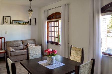 Casa à venda com 244m², 5 quartos e 5 vagas Casa à venda com 244m², 5 quartos e 5 vagasSala