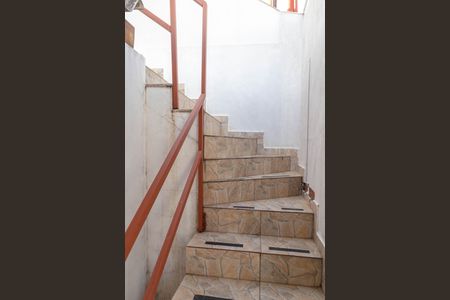 Casa à venda com 200m², 4 quartos e 3 vagas Casa à venda com 200m², 4 quartos e 3 vagasCasa 2 - Escada Entrada