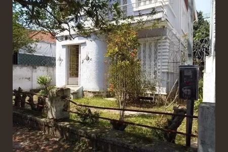 Casa à venda com 260m², 4 quartos e 5 vagas Casa à venda com 260m², 4 quartos e 5 vagasQuintal