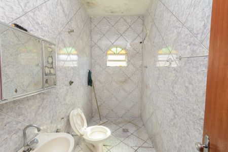 Casa à venda com 200m², 6 quartos e 3 vagasBanheiro 1