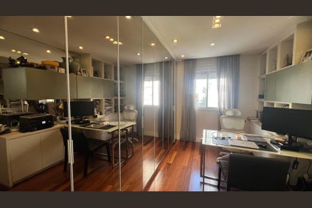 Apartamento à venda com 221m², 4 quartos e 4 vagas Apartamento à venda com 221m², 4 quartos e 4 vagasCloset da suíte 3
