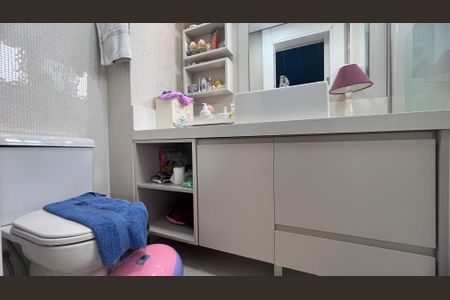 Apartamento à venda com 221m², 4 quartos e 4 vagas Apartamento à venda com 221m², 4 quartos e 4 vagasBanheiro da Suíte 2