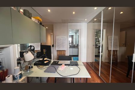 Apartamento à venda com 221m², 4 quartos e 4 vagas Apartamento à venda com 221m², 4 quartos e 4 vagasCloset da suíte 3