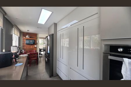 Apartamento à venda com 221m², 4 quartos e 4 vagas Apartamento à venda com 221m², 4 quartos e 4 vagasCozinha