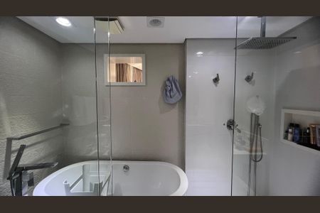 Apartamento à venda com 221m², 4 quartos e 4 vagas Apartamento à venda com 221m², 4 quartos e 4 vagasBanheiro da Suíte 3