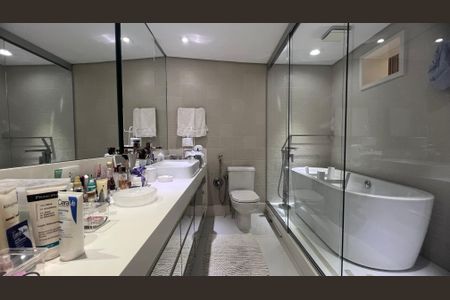 Apartamento à venda com 221m², 4 quartos e 4 vagas Apartamento à venda com 221m², 4 quartos e 4 vagasBanheiro da Suíte 3