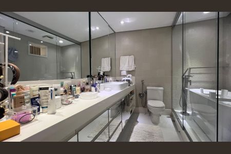 Apartamento à venda com 221m², 4 quartos e 4 vagas Apartamento à venda com 221m², 4 quartos e 4 vagasBanheiro da Suíte 3