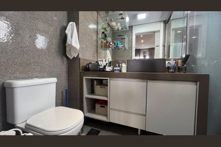 Apartamento à venda com 221m², 4 quartos e 4 vagas Apartamento à venda com 221m², 4 quartos e 4 vagasBanheiro da Suíte 3