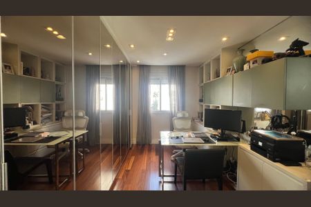 Apartamento à venda com 221m², 4 quartos e 4 vagas Apartamento à venda com 221m², 4 quartos e 4 vagasCloset da suíte 3