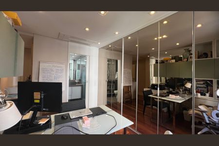 Apartamento à venda com 221m², 4 quartos e 4 vagas Apartamento à venda com 221m², 4 quartos e 4 vagasCloset da suíte 3