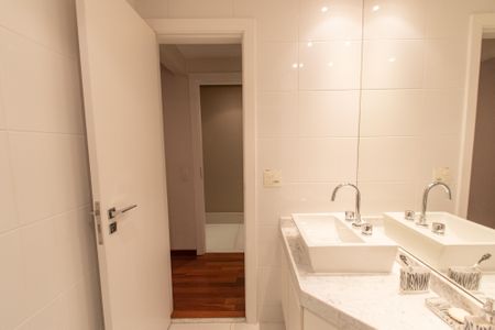 Apartamento à venda com 245m², 3 quartos e 5 vagasBanheiro da suíte 2