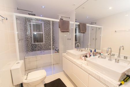 Apartamento à venda com 245m², 3 quartos e 5 vagasBanheiro da suíte 1