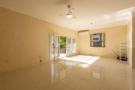 Casa à venda com 658m², 6 quartos e 2 vagas Casa à venda com 658m², 6 quartos e 2 vagasCasa 1 Sala