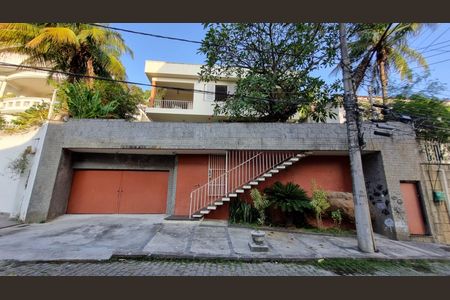 Casa à venda com 658m², 6 quartos e 2 vagas Casa à venda com 658m², 6 quartos e 2 vagasFachada